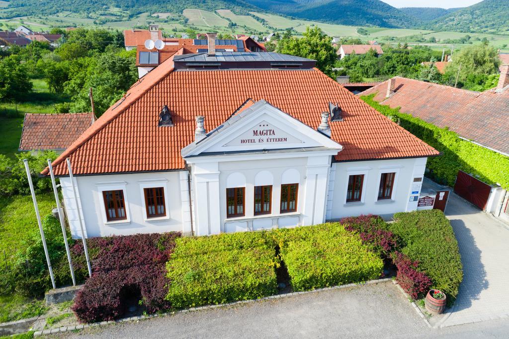 Magita Hotel Basko Esterno foto